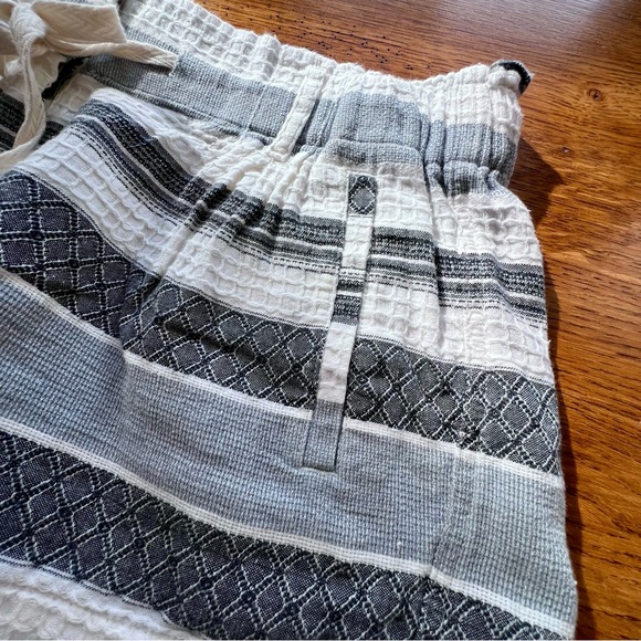 ⭐️ Lou & Grey The Loft Striped Drawstring Tie Front Summer Shorts - Picture 11 of 11